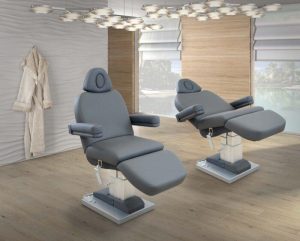 Behandelstoel Roma met armleuningen en 4 motoren en verwarming met SILVERGUARD bekleding- TOONZAALMODEL
