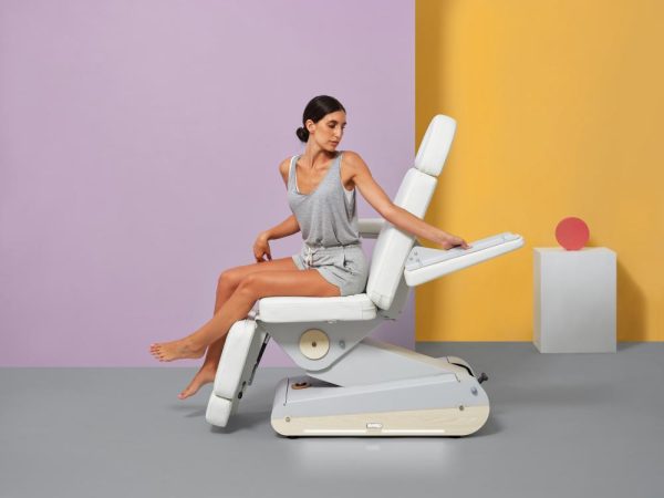Swop Beauty behandelstoel met 4 motoren, witte bekleding (ingebouwde wielen)