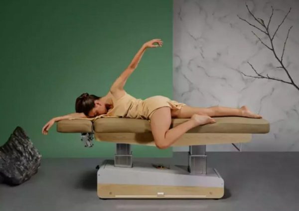 Swop Spa Massagebank Soft Light Wood met armsteunen, memory en verwarming op 2 pilaren (met ingebouwde wieltjes) met beige matras